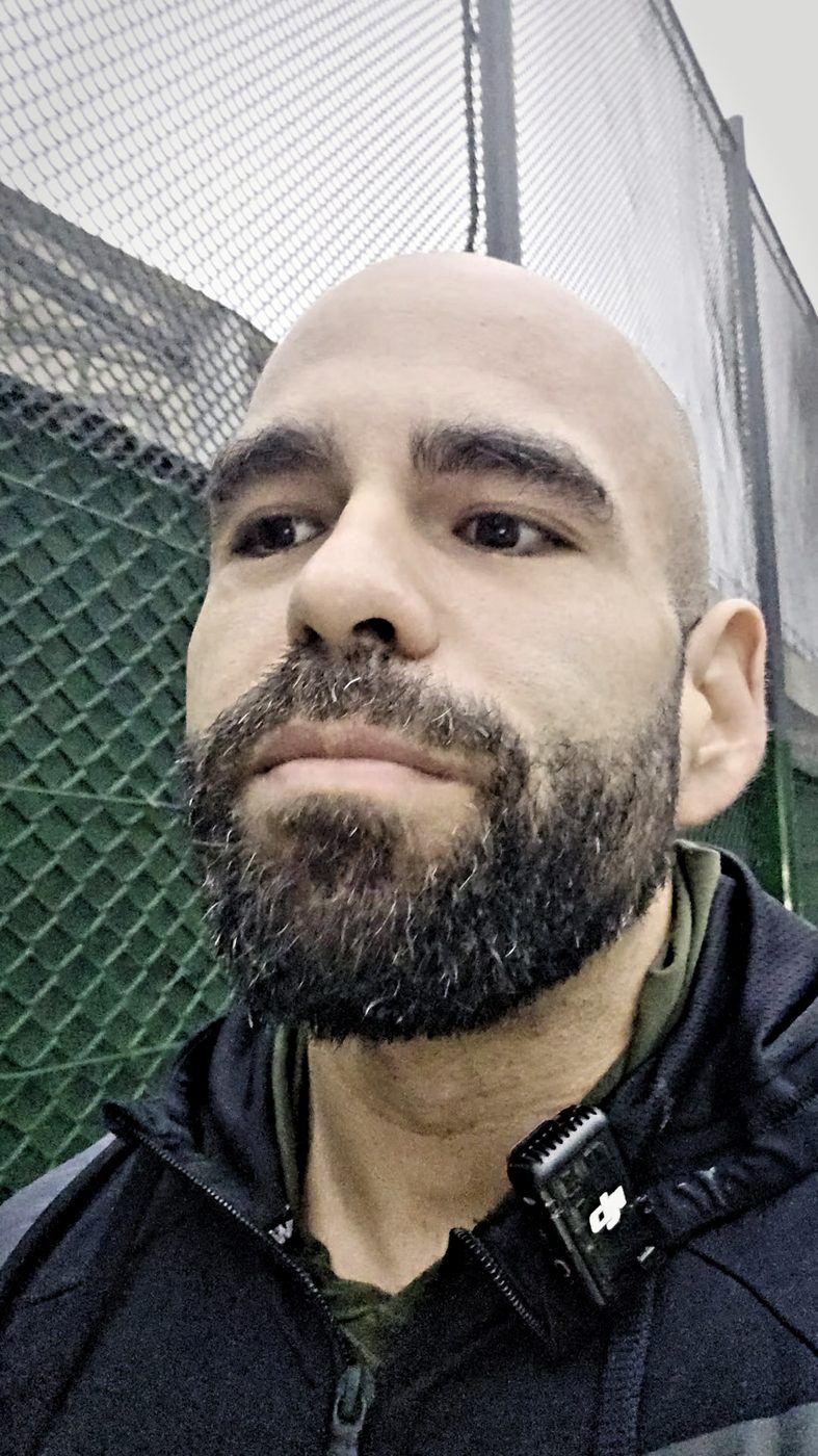 Renzo hoy, reconociendo la emoción antes de decidir si come