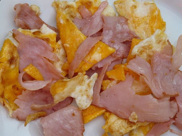 Huevos revueltos con jamón — comida real que sí entra en el conteo