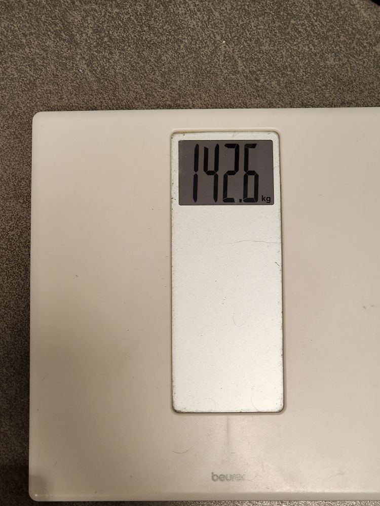 Balanza marcando 142.6 kilos, el punto de partida de Renzo