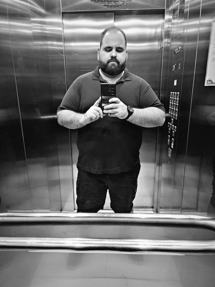 Renzo en 2024, con 148 kilos, en el ascensor