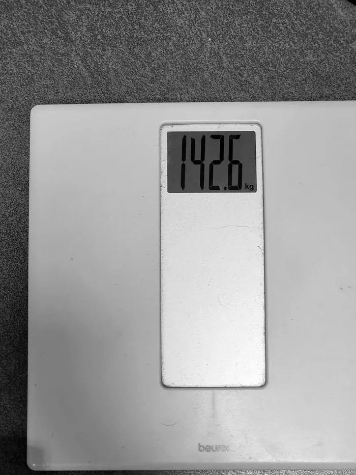 La báscula marcando 142.6 kilos